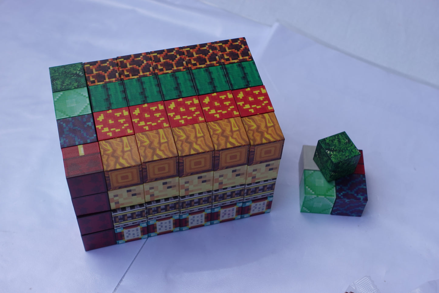 100 pezzi magnetici stile minecraft con personaggi.