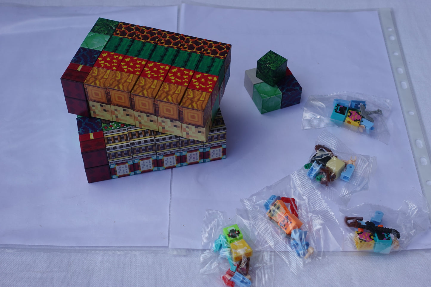 100 pezzi magnetici stile minecraft con personaggi.